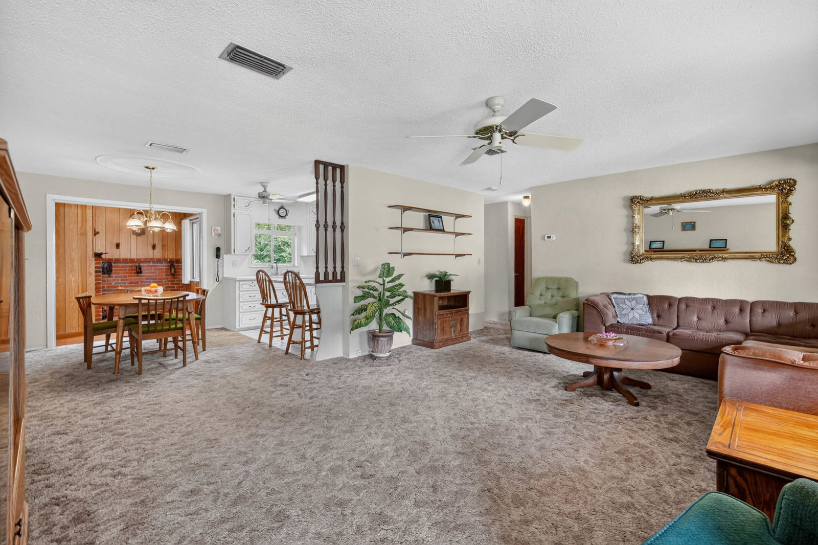 Living room with open connection to the dining area